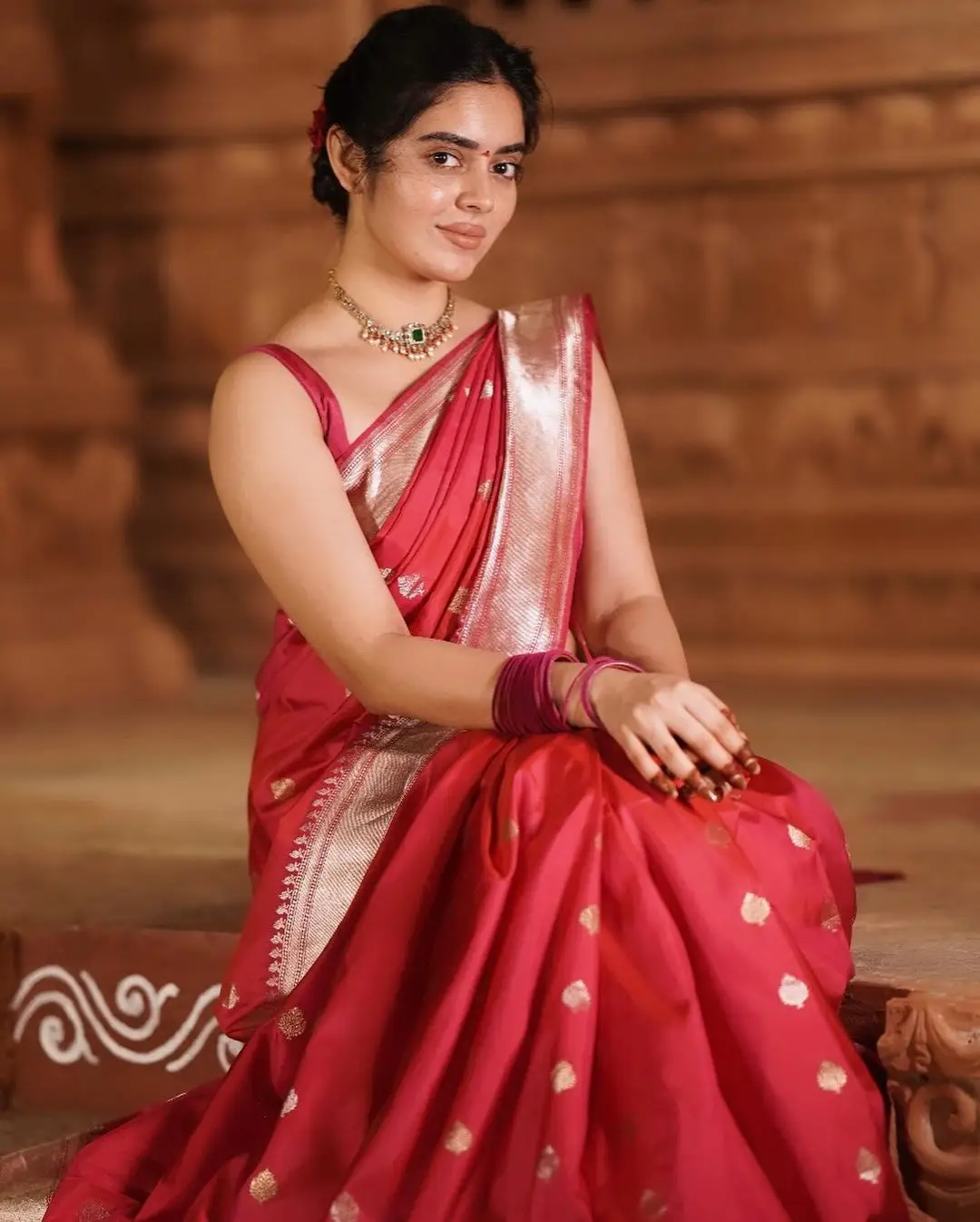 KUSHITA KALLAPU IN RED SAREE SLEEVELESS BLOUSE